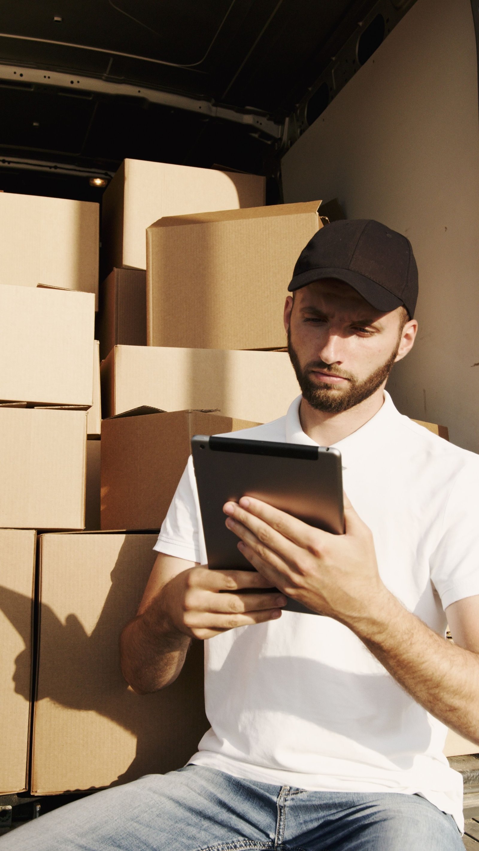 Profesional configurando tecnología para la operación de un negocio
