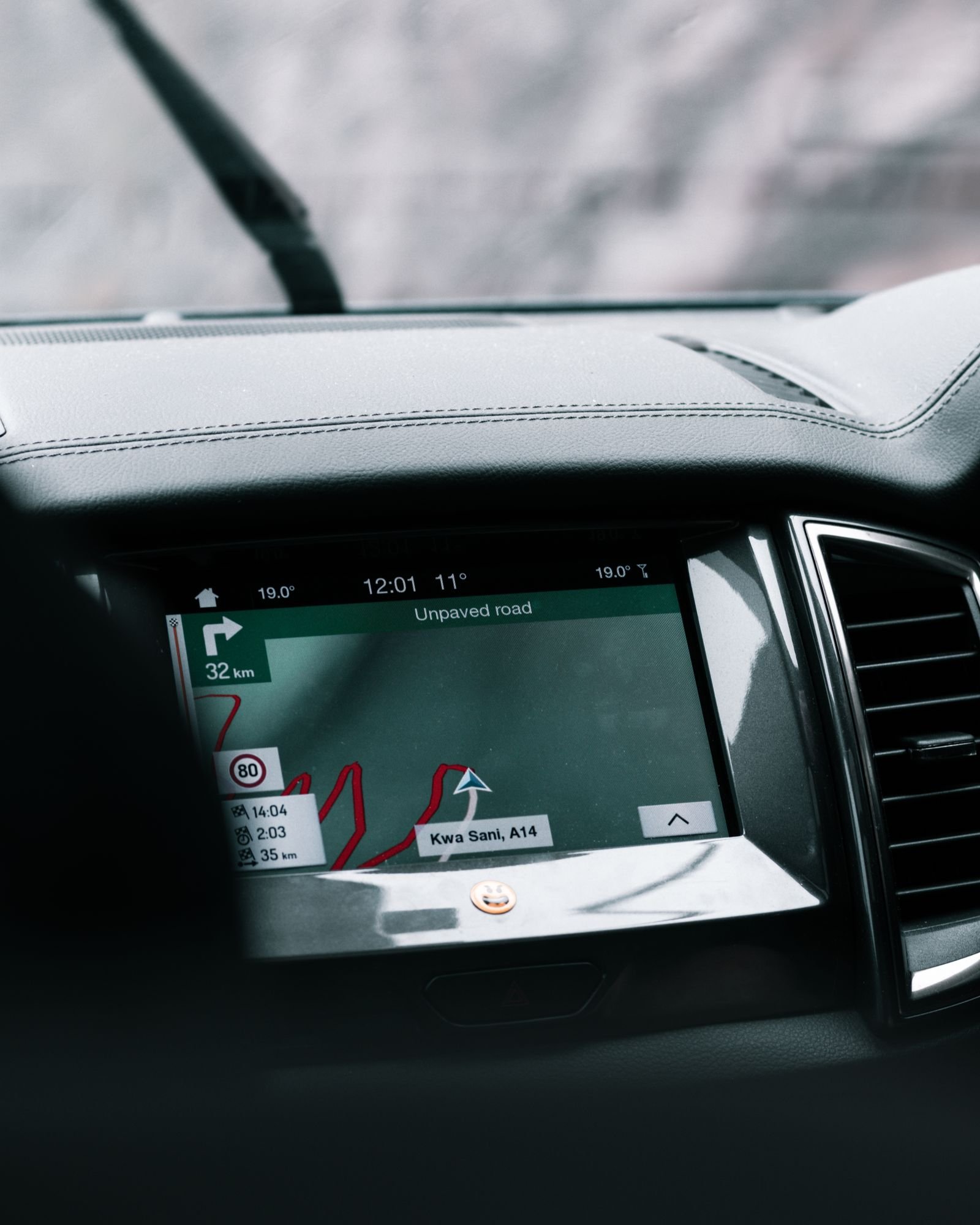 Pantalla de navegación GPS integrada en el tablero de un vehículo